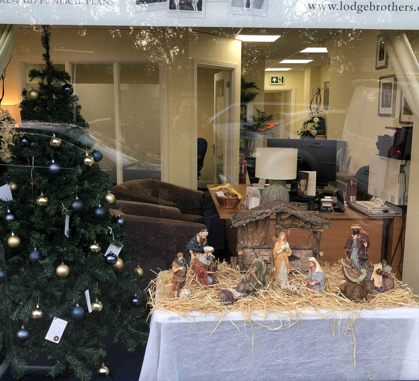 Nativity And Remembrance Tree at Ascot Branch